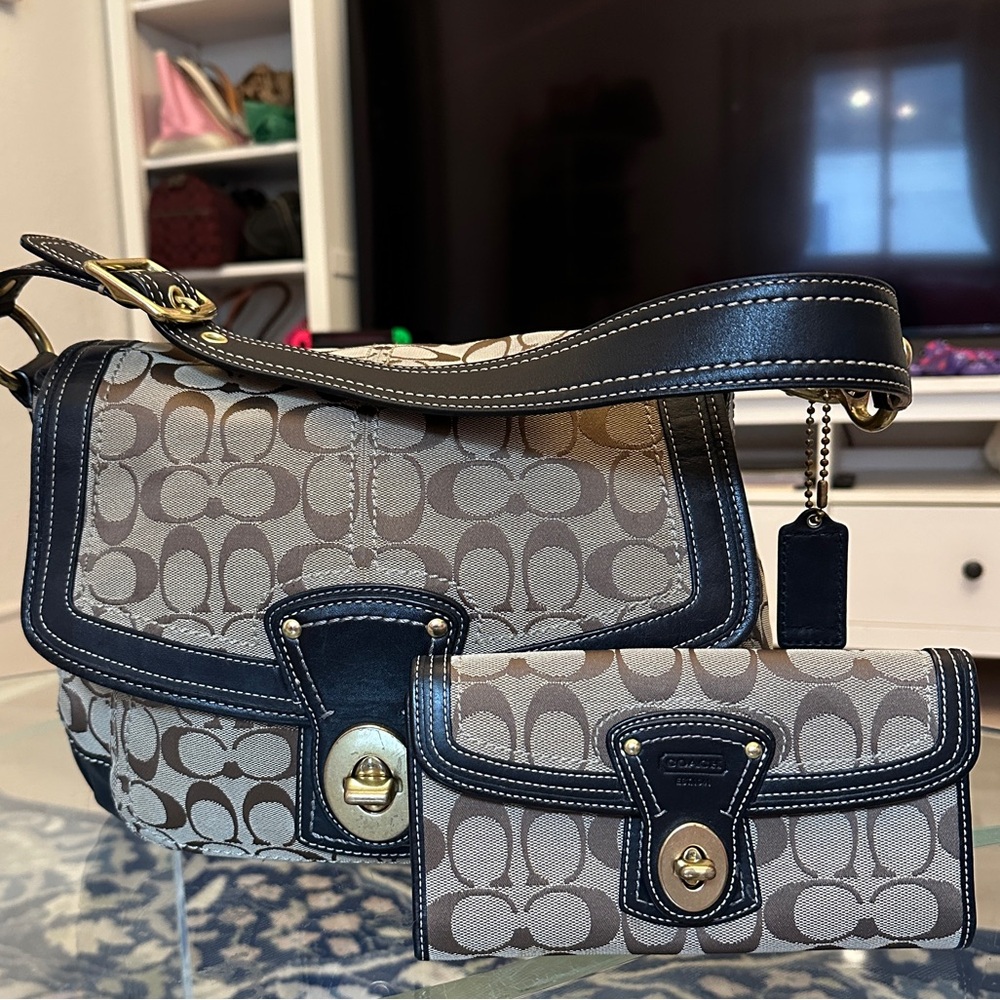 Vintage Legacy Brown Signature Turnlock Large
Shoulder Bag & Wallet Set